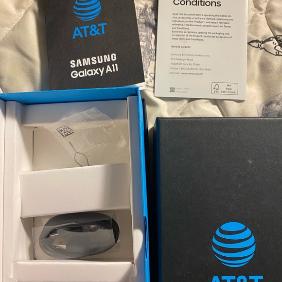 Cell phone  📱. - Picture 3 of 7